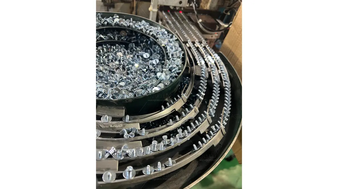 Förklara fördelarna med metallinsatsformningar